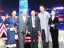 新望董事長(zhǎng)羅永輝與著名歌星劉尊老師、汪正正老師、郭津彤老師、主持人雅琪在北京電視臺(tái)錄制節(jié)目現(xiàn)場(chǎng)親切合影